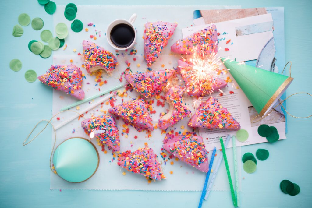 Geburtstagskuchen und Hütchen - 5 Gründe wieso du eine Fotobox mieten solltest!