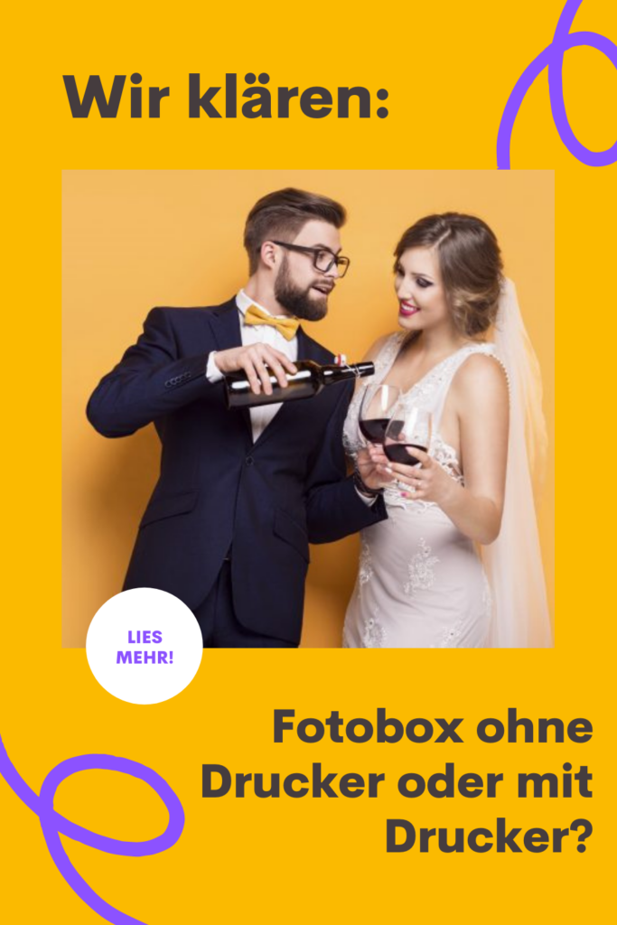 Brautpaar posiert mit einer Weinflasche vor der Fotobox hinter einem gelben Fotobox-Hintergrund - Fotobox ohne Drucker oder mit Drucker? Die Entscheidungshilfe für Dich!