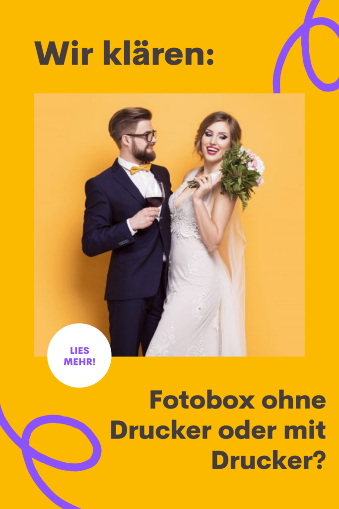 Brautpaar posiert mit einem Blumenstrauß vor der Fotobox hinter einem gelben Fotobox-Hintergrund - Fotobox ohne Drucker oder mit Drucker? Die Entscheidungshilfe für Dich!