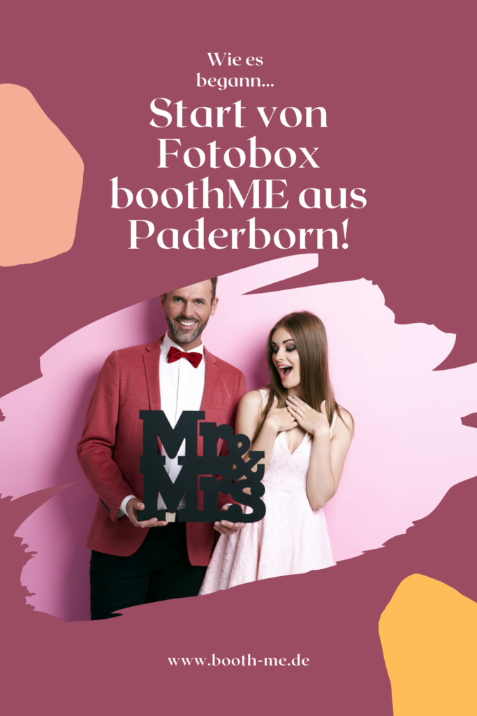 Start von Fotobox boothME aus Paderborn! Mr. und Ms. Pärchen lächeln in die Kamera