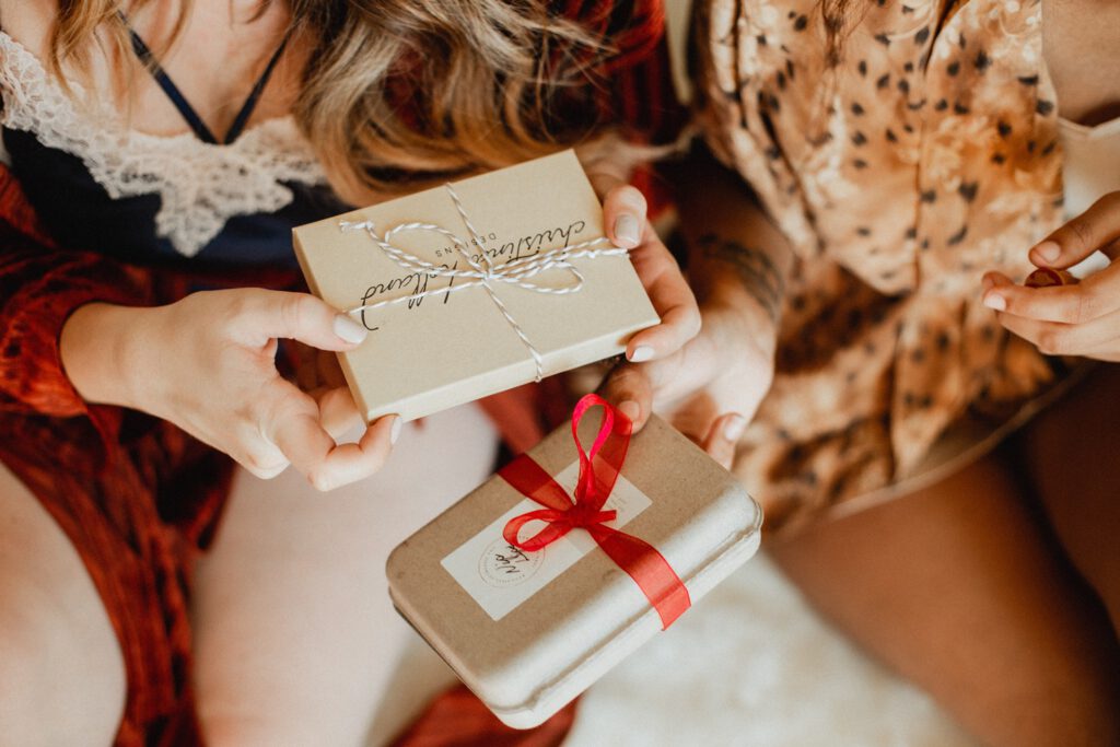Verpacktes Geschenk - Die schönsten Bilder Geschenke für deine Liebsten!