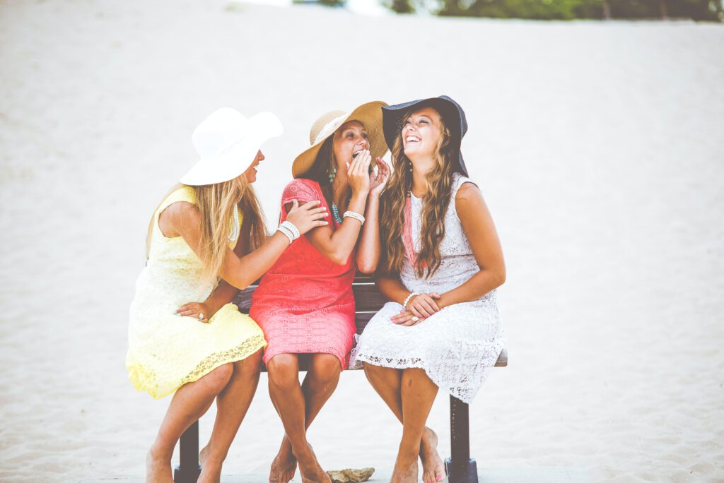 Frauen unterhalten sich auf einer Bank - Lustige Bilder mit deinen Freunden - so klappt es!