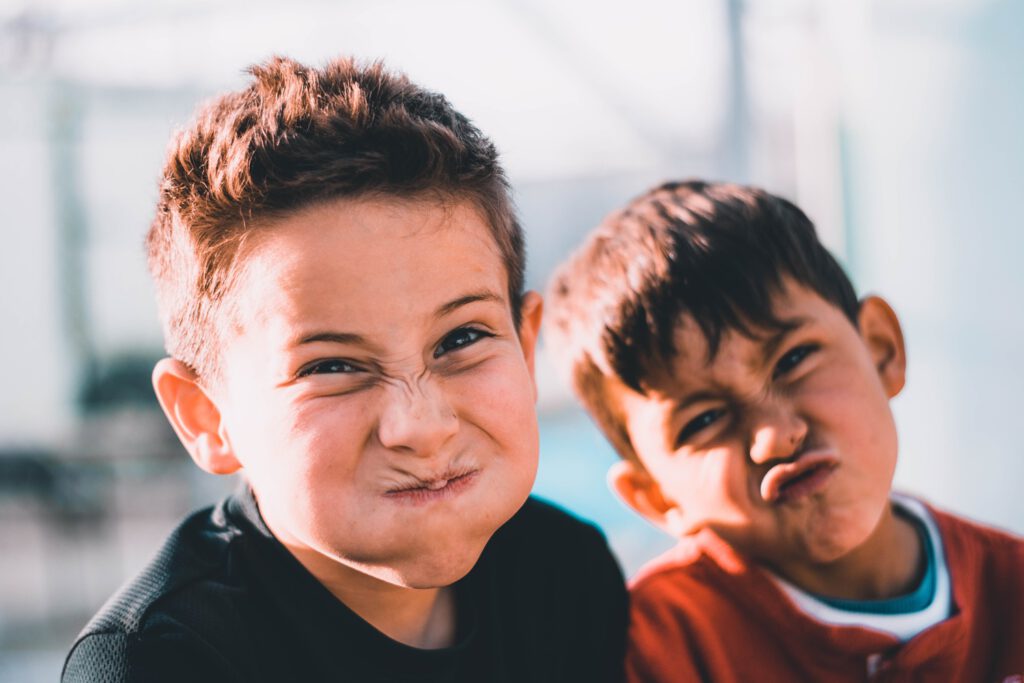 Kinder mit Grimaßen - Auf diese Aktivitäten solltest du bei einem Kindergeburtstag setzen!