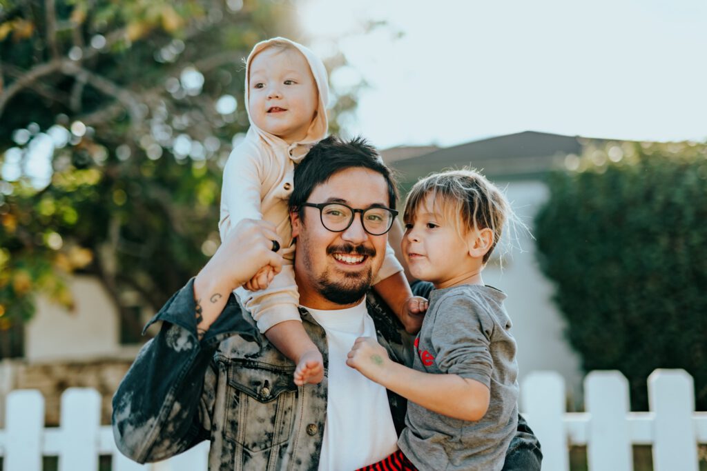 Papa hälz seine Kinder im arm - So wird deine Familienfeier zu einem wahren Erfolg!